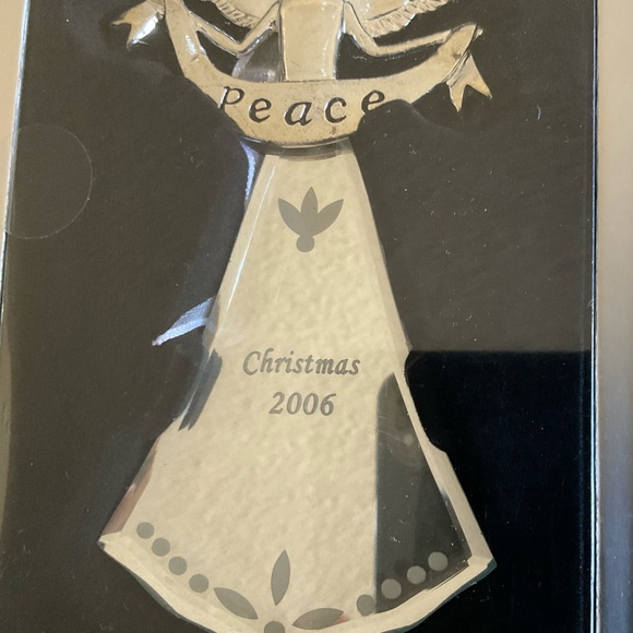 Two Angel refelction ornaments, 2006 & 2007 - Picture 4 of 4